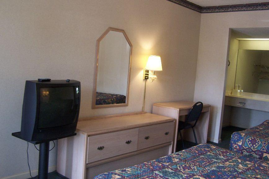 Celebration Inn Lewisburg Room photo